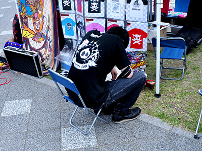 蟻を観察中のぬまん