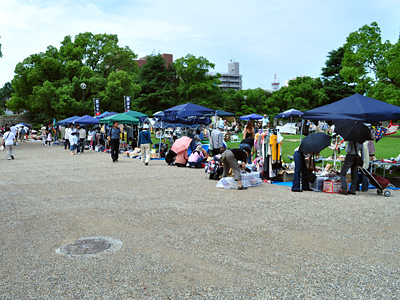 道沿いのフリマ