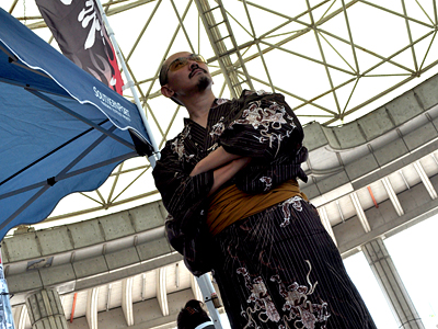 見上げる空は暗かった