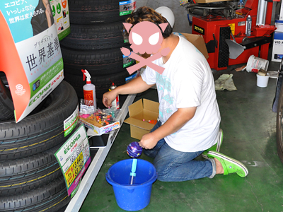 大きな体で細かい作業を・・・・