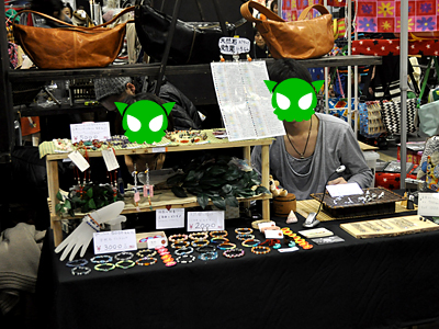 まるで妖怪のように隠れてます