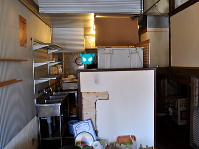 電気屋さんが作業してました