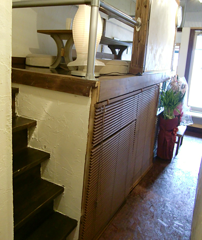 2Fへの階段。靴、脱ぎます