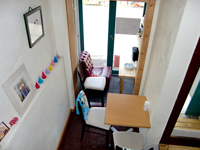 窓際はオーナーの作業スペースにもなってる