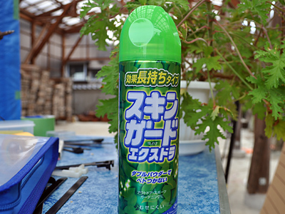 夏の必需品。後ろの卓上植木鉢には蚊が嫌がる植物が。まぁ、でも刺させるんだけどね!