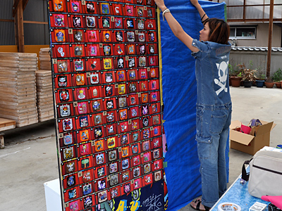 ドリルで穴を開けるので、養生しないと木屑がいっぱいです