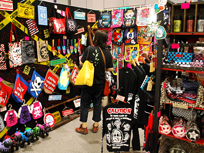 新作の大人用「Rock'n Roll」着てくれてます