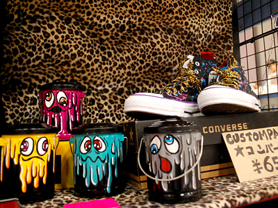 灰皿とコンバース