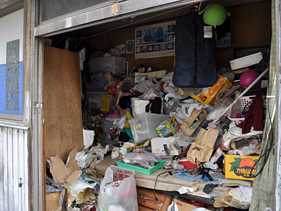 上から吊されてるのは「ハロ」