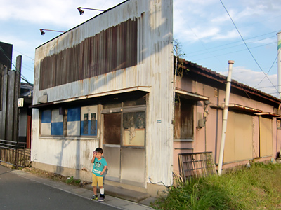 逆側から見てもボロい