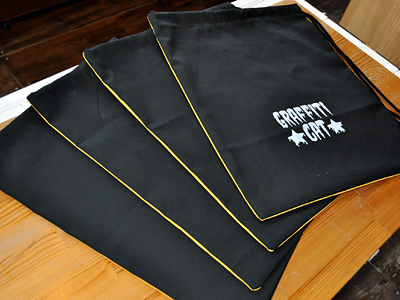 一応バック面扱いのロゴ 360)シューズ用の巾着袋ができた話