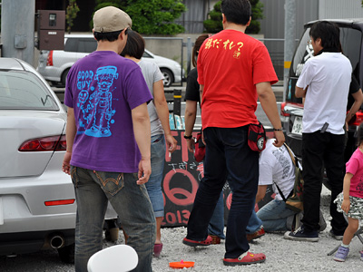 書いてる姿を写すと、当然のことながら背中ばっかり 392)グラフィティ★キャット リアル店舗開店記念BBQをした話