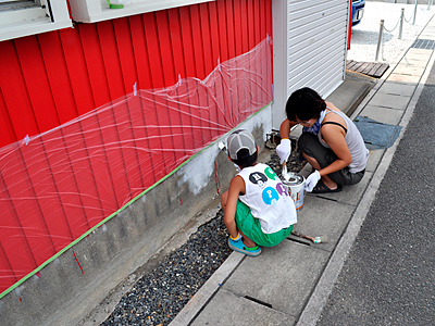 夏休みのお手伝いと称して手伝わされたあやき 436)塗ってなかった外壁の一部をちょこっと塗装したって話