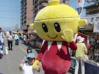 100509頃?@四日市萬古祭 439)結局のトコロ、グラ猫でゆるキャラってどーなの?って話