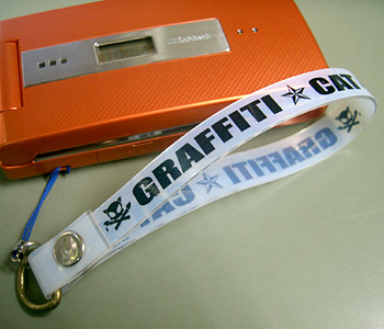 わかんないかもしれませんが、実はシール剥がれかけ graffiti-cat ストラップ!