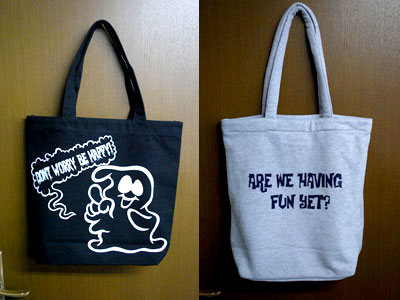 ちょっと横に広がったバッグとタオル地のバッグ