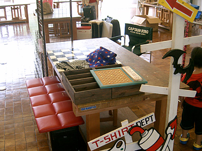 手前のは、妹が急遽作った鞄掛け。