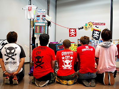 後ろ向きで正座してくれると、目隠しモザイクしなくていいから楽です。