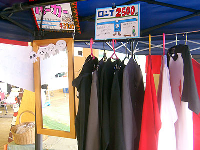 見にくいけど、余裕をもってTシャツを飾れます