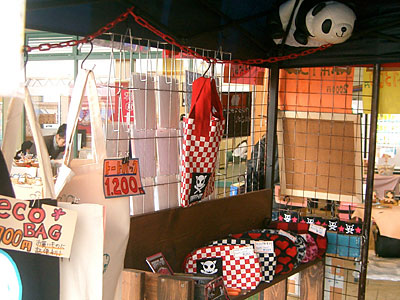 見にくいけど、テント裏にもパンダを飾れます