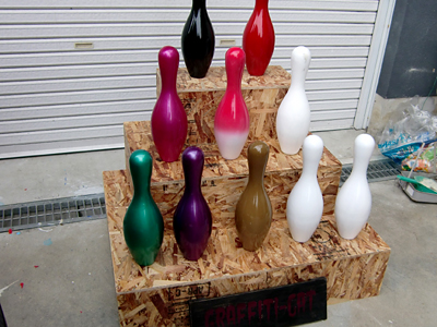 作った台にボーリングのピンを置いてみる