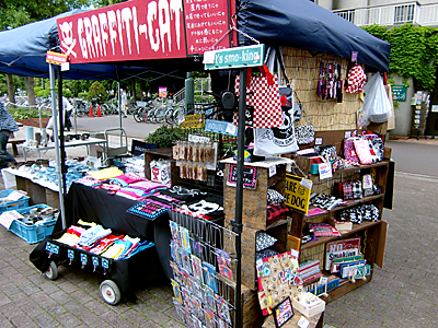 テントの帆で風の強さがわかりますね