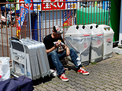 ゴミ箱の横で昼を食べてたら浮浪者みたいって言われた!