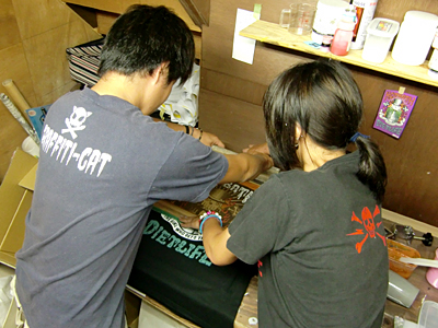 プリント作業中の大ちゃんといもうと