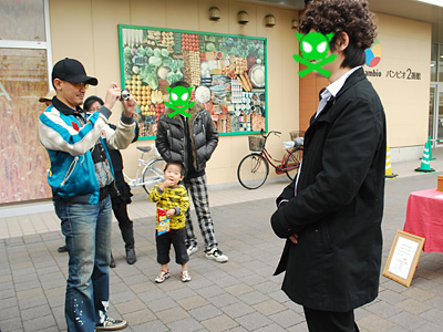 小池さんヘアのぬまんを撮影する清水