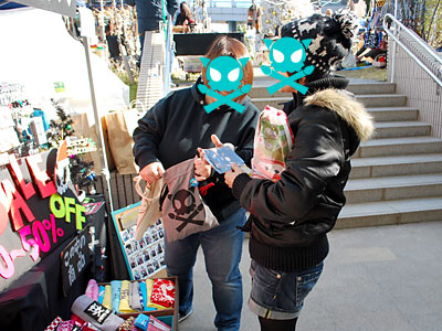 手に持ってるのは、以前買ってくれたハロウィン限定アイテム!