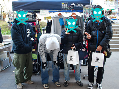 見えないけど、みんなものごっつい寒そうな顔してる