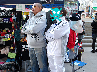 だから、なぜ腕を組む!