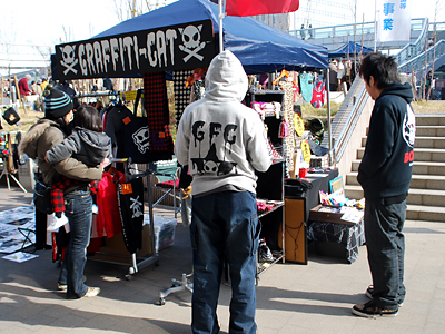 清水のパーカー、めくれてます