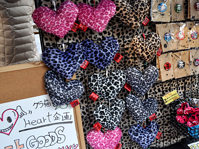 携帯に付ければ、モニター拭きにもなるよ!