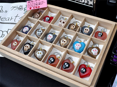 桐の化粧箱(?)に入って高級感たっぷりの樹脂キーホルダー