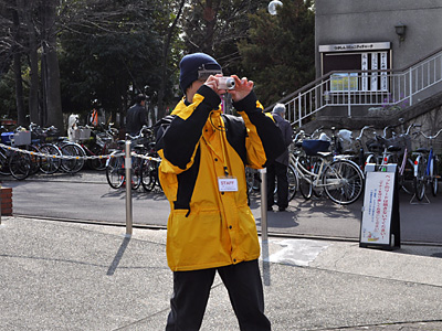 グラ猫帽子を被って仕事してるスタッフの菅野さん(息子)!