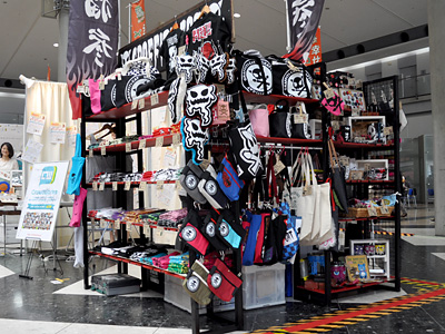 パフォーマンス会場の横だったので、えらいうるさかった 377)デザインフェスタ vol.37に出展してきた話(通常)