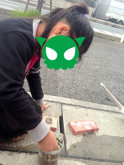 セメントをこねくり回すゆーかちゃん