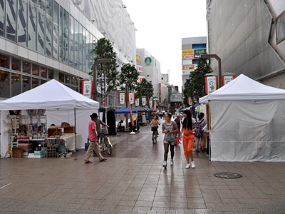 周りを囲ってるから若干暗い