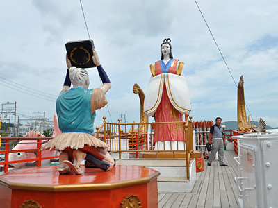 お、お、おとしめぇぇぇ 鳥羽湾めぐり観光船「龍宮城」デッキ