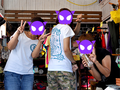 ちょっと年配の女性に囲まれて