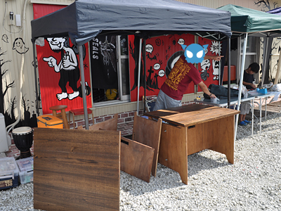 何か指示してる