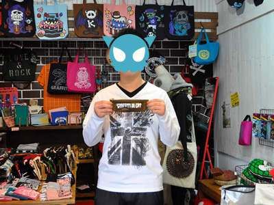 あざーっす グラ猫のアーミーペンケースを買ってくれた