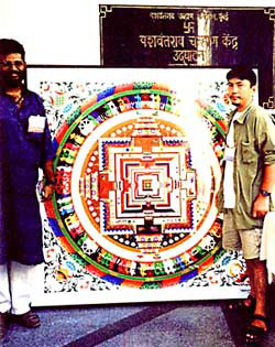 YB Chavan Centre 正面玄関に飾られたCG版カーラチャクラ・マンダラ（1m70cm四方）