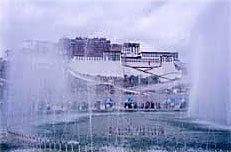 噴水からポタラ宮をのぞむ