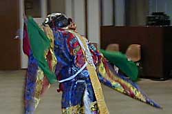 カラスの面をつけた踊り