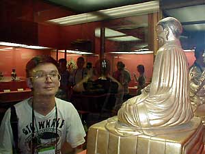 ザヤ像を眺めるバ氏