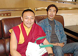 若い僧侶とツェリン君(右)