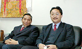 アティーシャ氏（左）とツェンギャム氏（右）