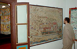 シャラブ氏の絵に見とれるハーン